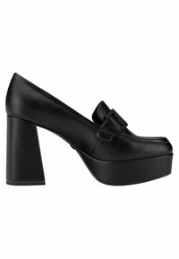 Mocassin à plateforme en cuir noir avec talon bloc épais et détail de boucle carrée sur le devant, vue de côté sur fond blanc.