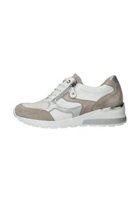 Weiße und graue Sportschuhe mit einem Obermaterial aus Wildleder und Leder, versehen mit einem Reißverschluss an der Seite und einem metallischen Absatz. Strukturierte Sohle.
