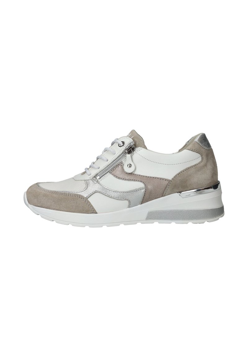 Weiße und graue Sportschuhe mit einem Obermaterial aus Wildleder und Leder, versehen mit einem Reißverschluss an der Seite und einem metallischen Absatz. Strukturierte Sohle.