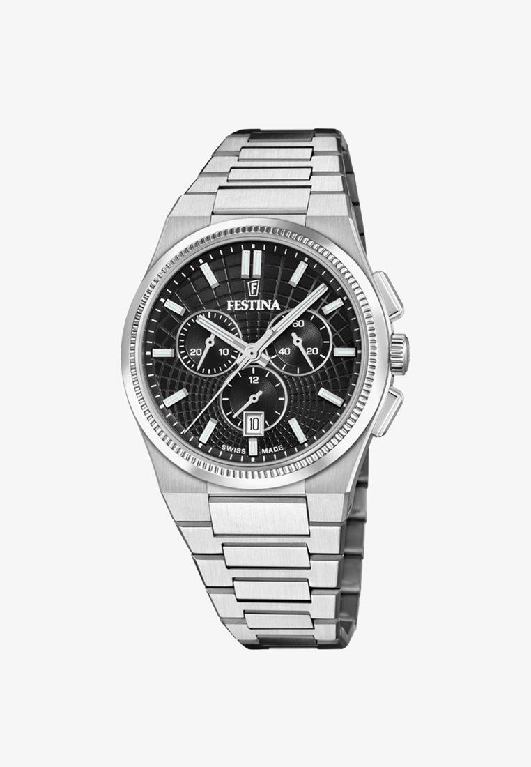 Sudraba nerūsējošā tērauda pulkstenis ar teksturētu melnu ciparnīcu, trim subciparnīcām, luminescentiem stundu rādītājiem, datuma displeju un pulētām akcentiem.