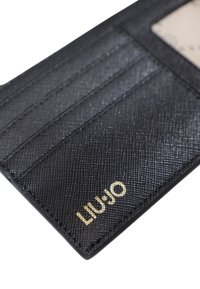 Portafoglio nero in materiale sintetico con texture, dotato di scomparti per carte e di una finestra trasparente per l'ID; logo "LIU JO" in oro impresso.