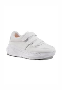 Sneakers bianchi con tomaia in pelle testurizzata, tre cinturini con chiusura a strappo e una suola in gomma spessa con leggero dettaglio sul battistrada.