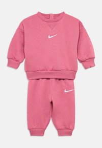 Ροζ φούτερ σε βελόνι με κανονική λαιμόκοψή, ριμπ ύφανση στα μανίκια και ταιριαστά παντελόνια φόρμας με ελαστική μέση και λογότυπο.