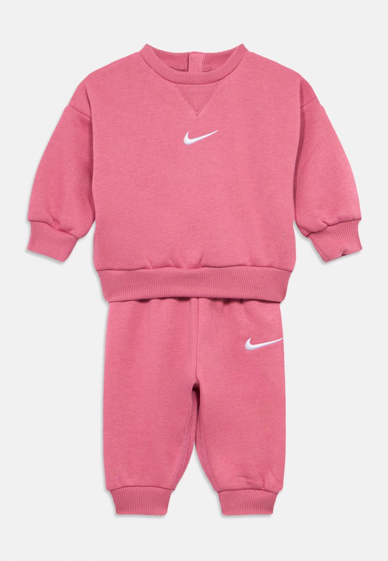 Ροζ φούτερ σε βελόνι με κανονική λαιμόκοψή, ριμπ ύφανση στα μανίκια και ταιριαστά παντελόνια φόρμας με ελαστική μέση και λογότυπο.