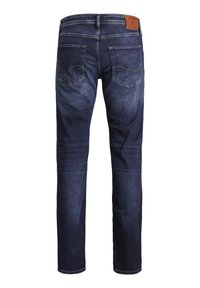 Jeans din denim de un albastru închis, cu o croială dreaptă, având buzunare la spate, detalii de cusătură discrete și o etichetă din piele la talie.