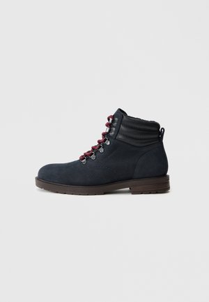 CLEATED WRM HOOK BOOT - Šņorējami puszābaki - desert sky