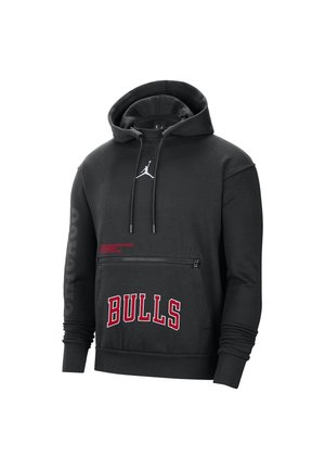 Sort hættetrøje med frontlomme med lynlås, hvid Jumpman-logo og rød "BULLS" tekst på forsiden.