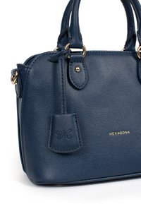 Borsa a tracolla in pelle testurizzata blu navy con hardware dorato, manici rotondi e etichetta con logo in rilievo. Presenta una forma strutturata e un design elegante.