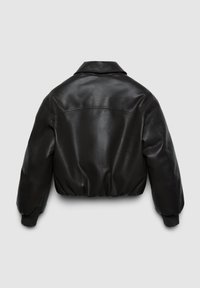 Veste en cuir noir coupée avec un ourlet élastique et des poignets côtelés, présentée de dos sur un fond gris clair uni.