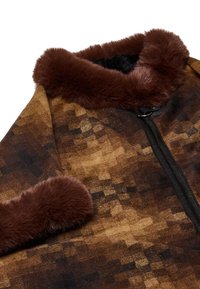 Guler și accente din blană sintetică maro pe o jachetă texturată maro, având închidere cu fermoar și un model geometric pe material.