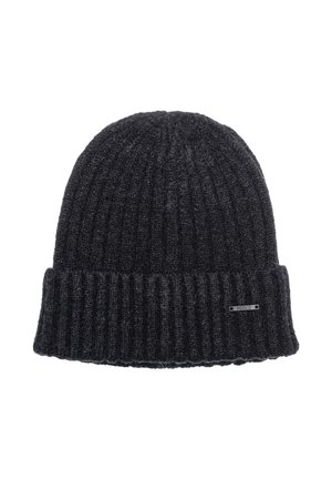 Zwarte geribbelde gebreide beanie met opgevouwen manchette en klein rechthoekig metalen label op de manchette met de tekst "MORATO" op een witte achtergrond.