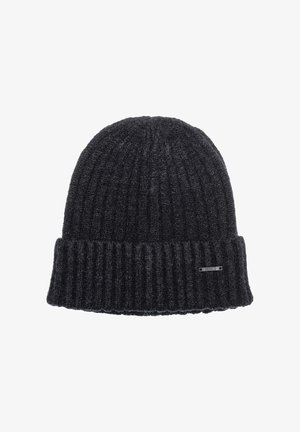 Gorro de punto acanalado negro con puño doblado y una pequeña etiqueta metálica rectangular en el puño que dice "MORATO" sobre un fondo blanco.