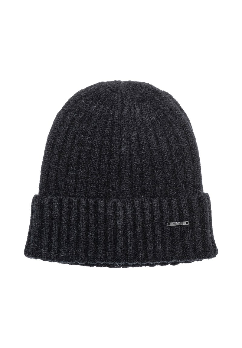 Gorro de punto acanalado negro con puño doblado y una pequeña etiqueta metálica rectangular en el puño que dice "MORATO" sobre un fondo blanco.
