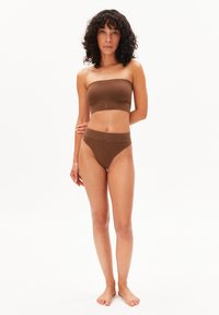 Bruine naadloze bandeautop en bijpassende bikinibroek met hoge taille, gemaakt van zacht stof met een geribbelde textuur en minimale stiksels.