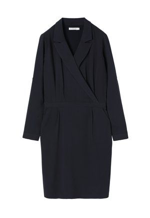 Rochie bleumarin cu mâneci lungi, guler tip rever, design înfășurat, curea la talie și buzunare laterale. Material neted cu o croială ușor structurată.