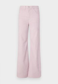 Pantalones acampanados de corduroy en rosa claro con cintura alta, bolsillos frontales y cierre de botón. Textura suave y diseño de pierna ancha.