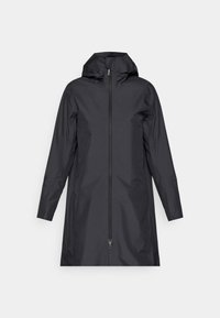 Abrigo negro impermeable con capucha, cierre frontal completo, mangas largas y diseño minimalista. Textura suave, superficie sin adornos.
