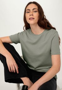 hessnatur T-shirt basic - seegras