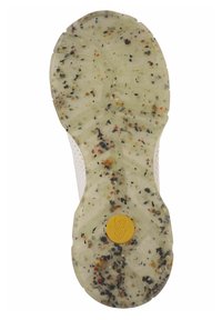 Semelle de chaussure en caoutchouc vert clair texturé avec des éclats de couleurs mélangées, un logo central jaune et un motif de semelle pour une meilleure adhérence.