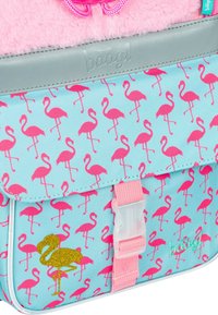 Blau-rosa Rucksack mit Flamingomuster, flauschigem Oberteil, grauen Akzenten und einer Kunststoffschnalle. Enthält ein glänzendes goldfarbenes Flamingo-Design.