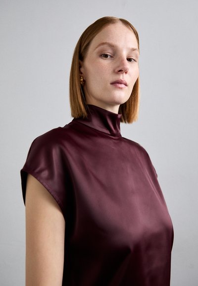 Burgundia kõrge kaelusega tops, mis on valmistatud läikivast ja siledast kangast, lühikeste varrukatega ja minimalistliku kujundusega. Kergelt läikiv pind ja puhtad jooned.