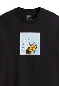 T-shirt ample noir avec un motif représentant un fantôme tenant un livre intitulé « Engagement pour les nuls » sur un fond bleu clair.