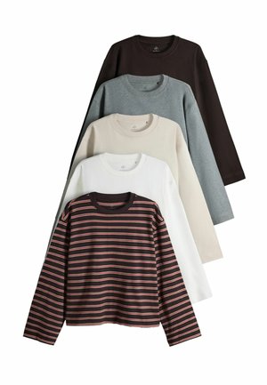 Fem langærmede crewneck-trøjer i mørkebrune striber, hvid, beige, grå og sort farve, lagdelt vertikalt på en hvid baggrund.