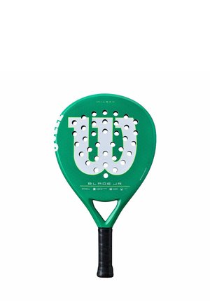 Racchetta da padel Wilson Blade Jr verde con logo bianco e superficie d'impatto perforata, manico nero, isolata su sfondo bianco.