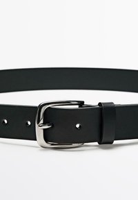 Ceinture en cuir noir avec boucle en métal rectangulaire argentée, passant de ceinture et trois trous d'ajustement visibles sur un fond blanc.