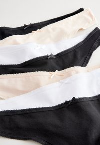 Teanc de șase chiloți de damă din bumbac, stil bikini, în negru, alb și bej, fiecare cu o fundiță mică și dantelă pe talie.