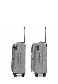 Maleta gris con un exterior de tela texturizada, dos asas retráctiles, cuatro ruedas, compartimentos con cremallera y un sistema de cierre combinado.