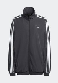 Czarna bluza dresowa Adidas zapinana na zamek, z białymi trzema paskami na rękawach i białym logo trefoil na lewej piersi.