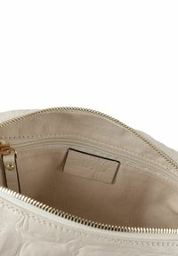 Portaoggetti in pelle beige texturizzata con cerniera dorata, caratterizzato da un interno liscio e non foderato e da un'etichetta del marchio in rilievo all'interno.