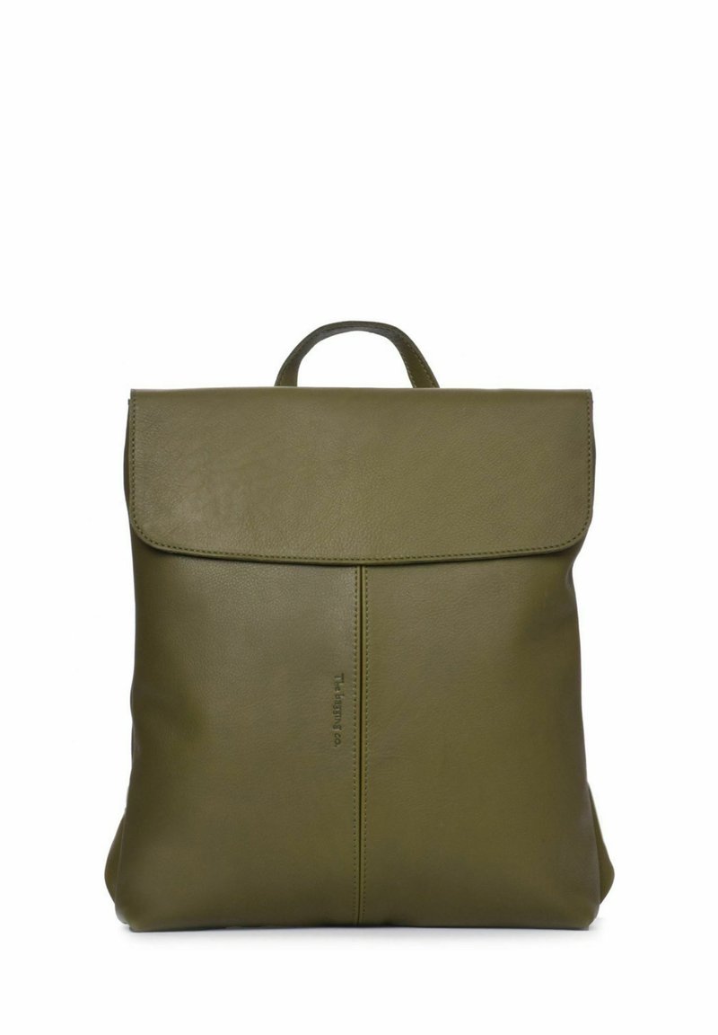 Mochila de cuero color verde oliva con cierre tipo solapa, detalle de costura en la parte frontal y asa superior. Textura suave, diseño minimalista.