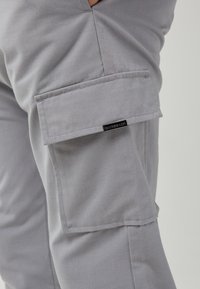 CLOSURE London SMART UTILITY PANT - Cargobukse - ice grey