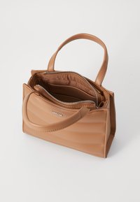 Calvin Klein LINE QUILT MINI TOTE - Borsa a mano - lion