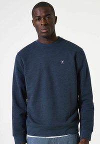 Navyblauwe sweatshirt met een gestructureerd geometrisch patroon, ronde hals en geribbelde manchetten. Bevat een klein logo op de borst.