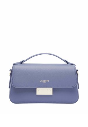 Sac à main en cuir texturé violet avec poignée supérieure, fermoir argenté et logo "Lacoste Paris" sur le rabat avant.