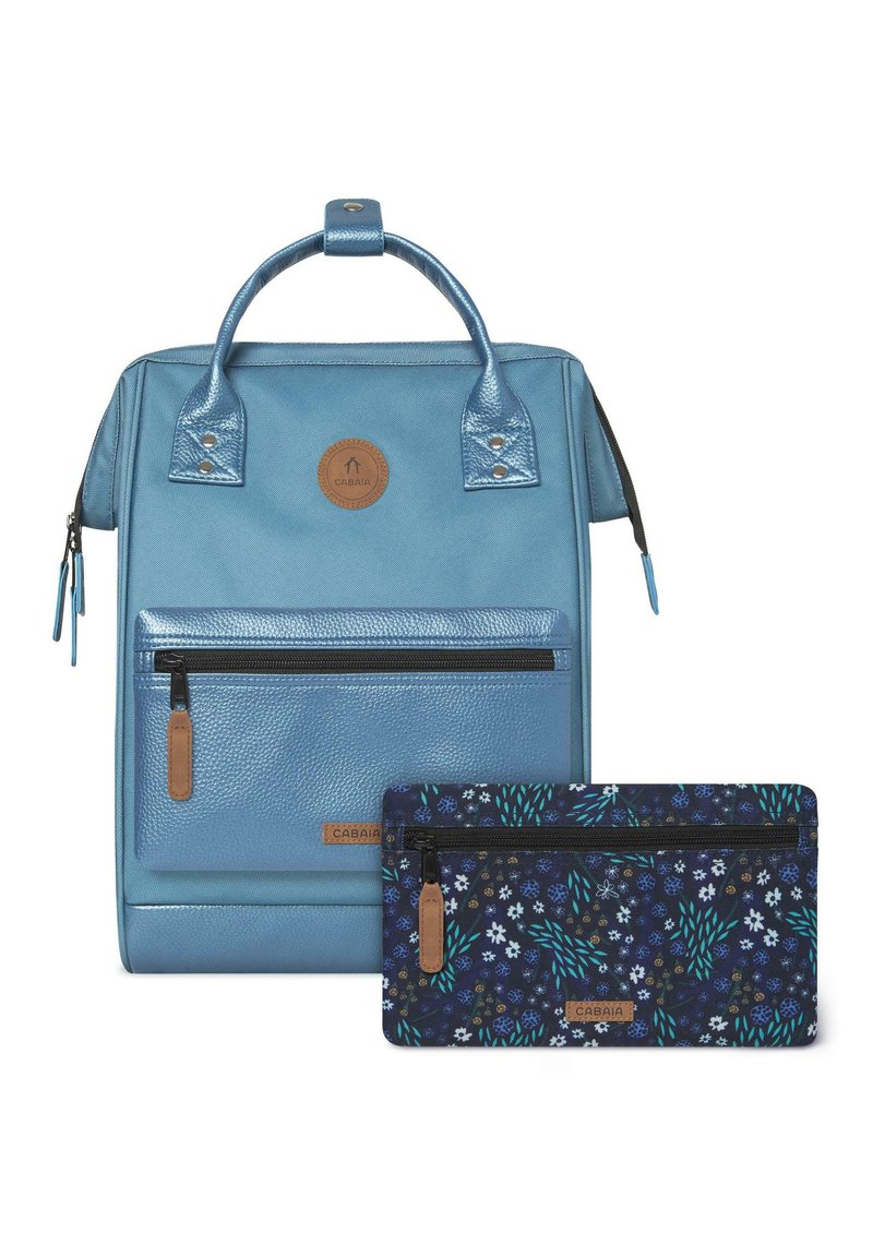 Zaino per laptop in pelle blu con finitura testurizzata, dotato di due tasche con zip e un piccolo astuccio con motivo floreale.