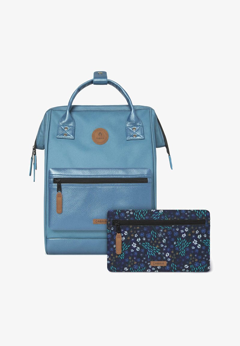 Sininen nahkainen läppärirucksack, jossa on teksturoitu pinta, kaksi vetoketjullista taskua ja pieni kukkakuosiset pussukka.