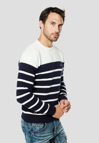 Marineblaue und weiß gestreifte Strickjacke mit Rundhalsausschnitt und gerippten Bündchen, mit einem kleinen Logo auf der Brust und einer strukturierten Oberfläche.