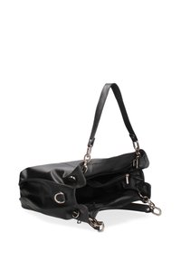 Zwarte leren handtas met een platte bodem, ritscompartimenten, zilveren hardware en een enkele verstelbare schouderriem.