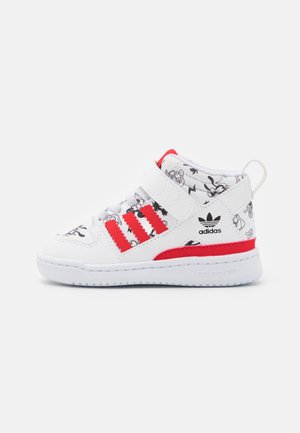 Weißer Adidas High-Top Sneaker mit roten Streifen, schwarzem Cartoon-Print, Klettverschluss und gebrandetem Logo an der Seite.