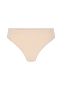 Beige naadloze vrouwenbikini onderbroek met een brede tailleband en gladde stof op een witte achtergrond.
