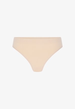 Beige naadloze vrouwenbikini onderbroek met een brede tailleband en gladde stof op een witte achtergrond.