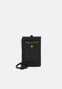 Cartera bandolera de cuero negro con cierre de cremallera, que presenta un bolsillo frontal y herrajes color oro. Textura suave y forma rectangular.
