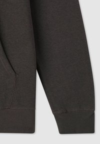 Tessuto di felpa grigio scuro con una texture liscia, dotato di tasca e polsini a costine sulle maniche per una vestibilità aderente.