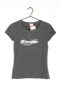 Camiseta de algodón gris con mangas cortas y cuello redondo, que presenta texto impreso en blanco que incluye los detalles "Champion" y "Rochester NY".