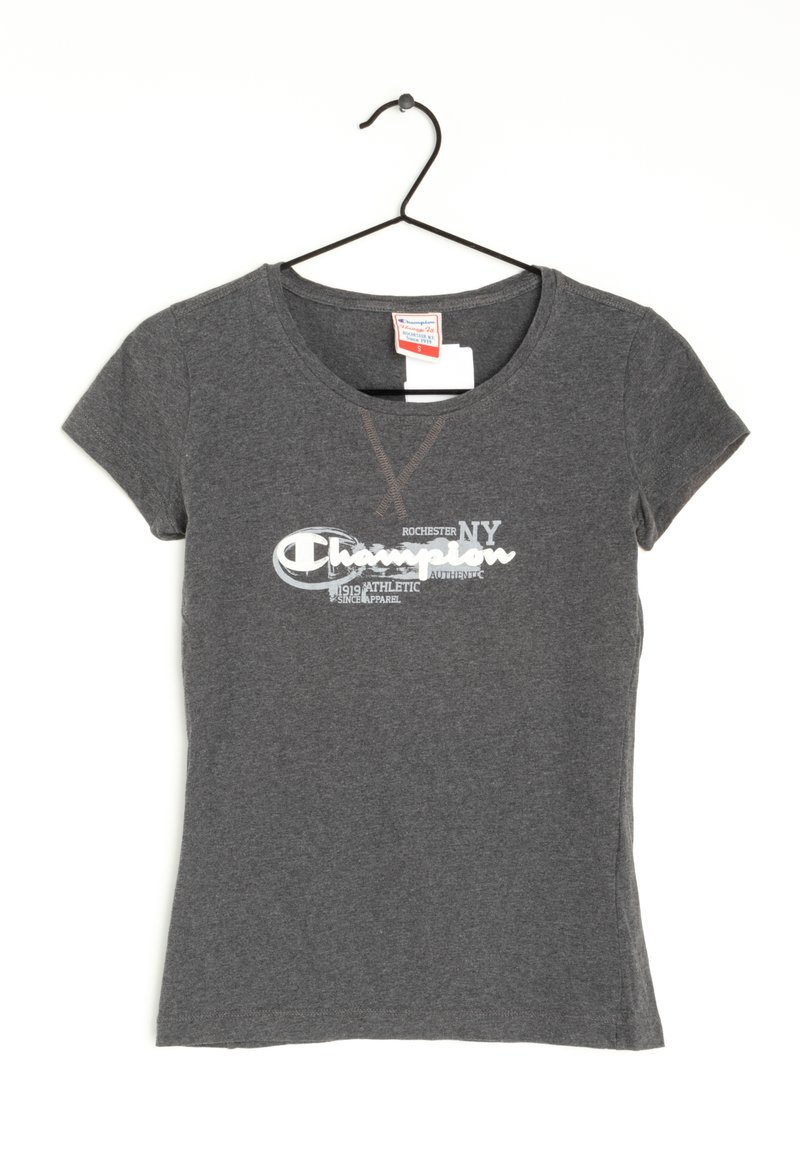 Camiseta de algodón gris con mangas cortas y cuello redondo, que presenta texto impreso en blanco que incluye los detalles "Champion" y "Rochester NY".