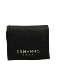 Portafoglio in pelle nera con finitura textured, caratterizzato da un design a pieghe e logo impresso "ERMANNO FIRENZE" in hardware argentato.